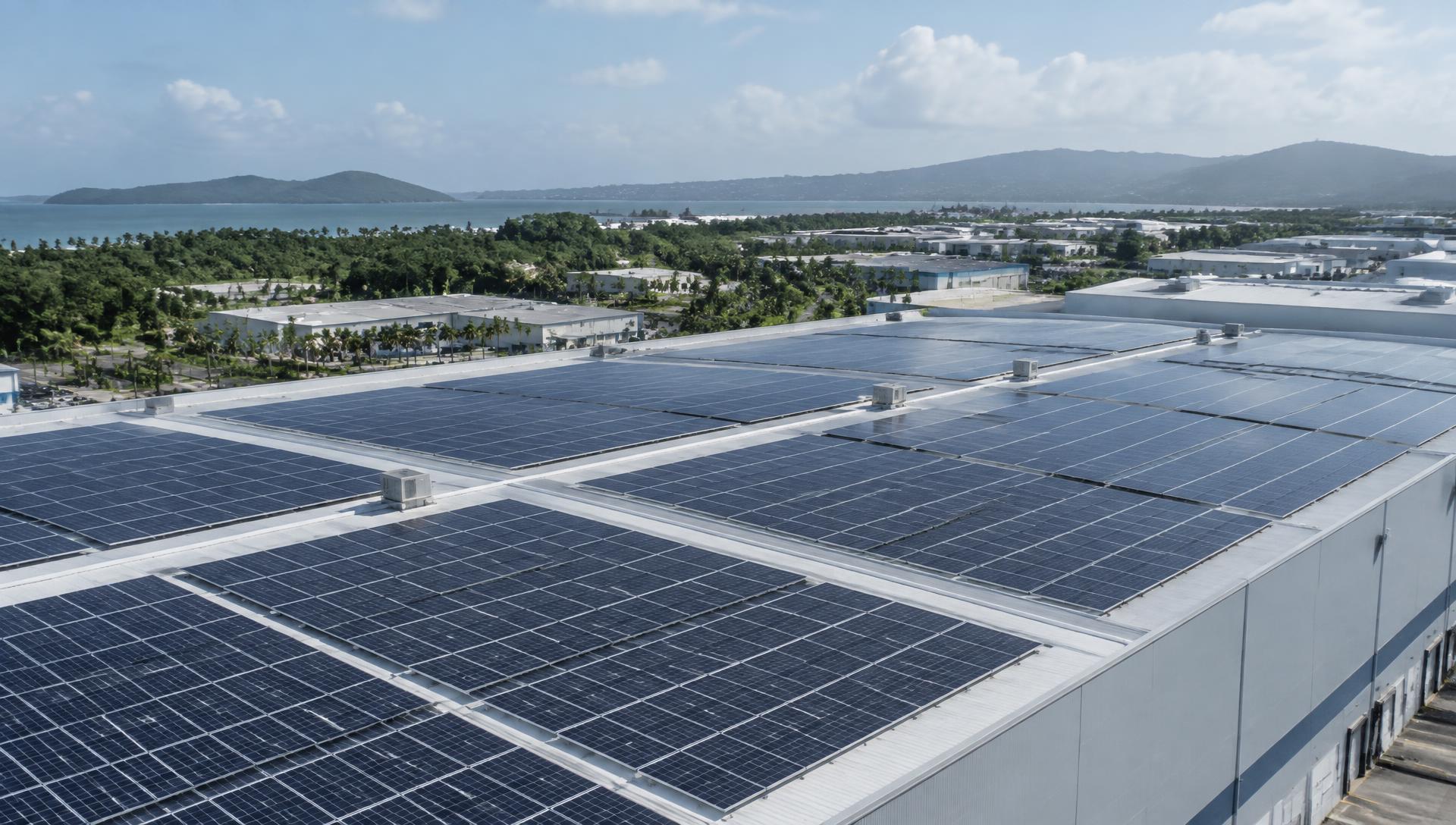 Techo comercial con paneles solares en Puerto Rico